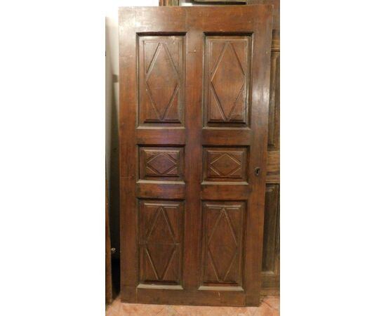 pti592 a lozenge door in walnut, &#39;700 era, Piedmontese, cm 99.5 xh 204 cm 3.5     