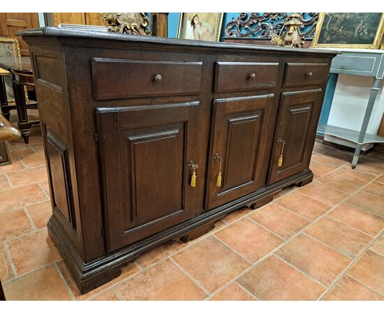 Credenza in noce del '700 a tre ante e tre cassetti, Piemonte.