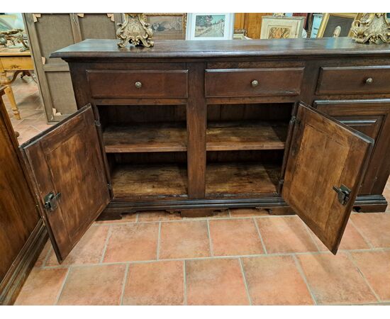 Credenza in noce del '700 a tre ante e tre cassetti, Piemonte.