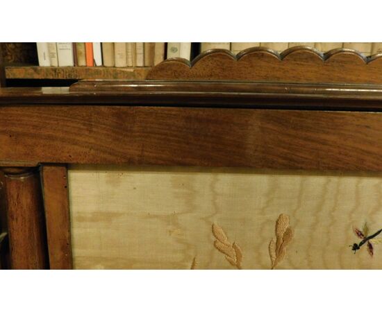 AL313 - Parascintille in legno e stoffa ricamata, epoca '800, misure cm L 66 x H 91 x P 33