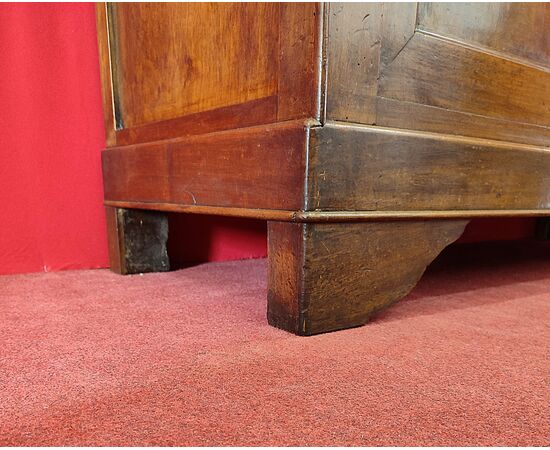 Two-door sideboard with diamond