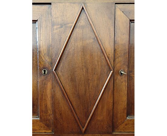 Two-door sideboard with diamond