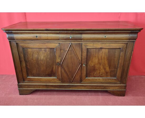 Two-door sideboard with diamond