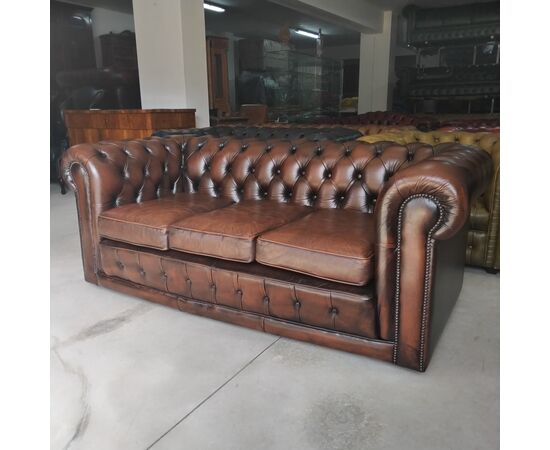 Divano chesterfield club 3 posti inglese vintage originale in pelle marrone testa di moro 