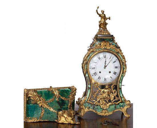 Prestigioso orologio con console in corno verde e bronzo dorato