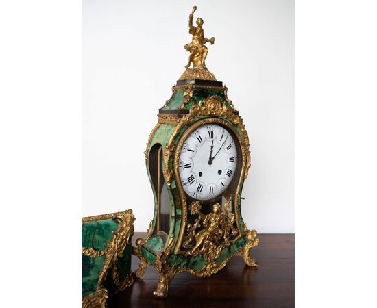 Prestigioso orologio con console in corno verde e bronzo dorato