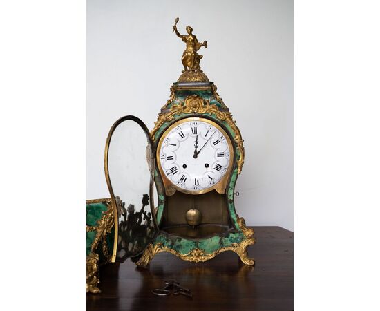 Prestigioso orologio con console in corno verde e bronzo dorato