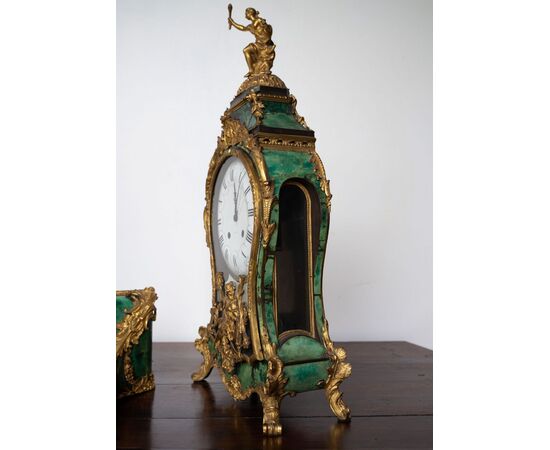 Prestigioso orologio con console in corno verde e bronzo dorato