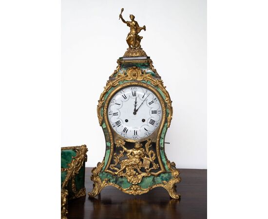 Prestigioso orologio con console in corno verde e bronzo dorato