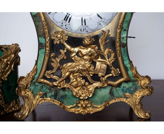 Prestigioso orologio con console in corno verde e bronzo dorato