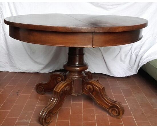 Round extending table     