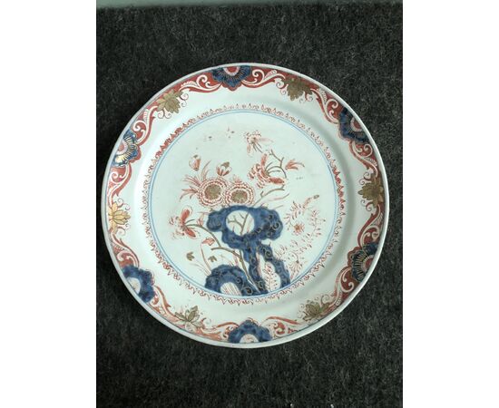 Majolica plate in the style of &#39;imari&#39;.Delft, Holland.     