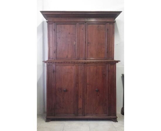 Credenza modenese