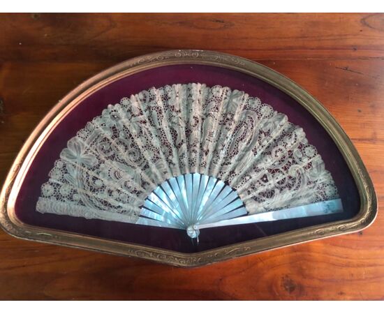 Fan in mother of pearl and pavese in pizzo.Italia.     