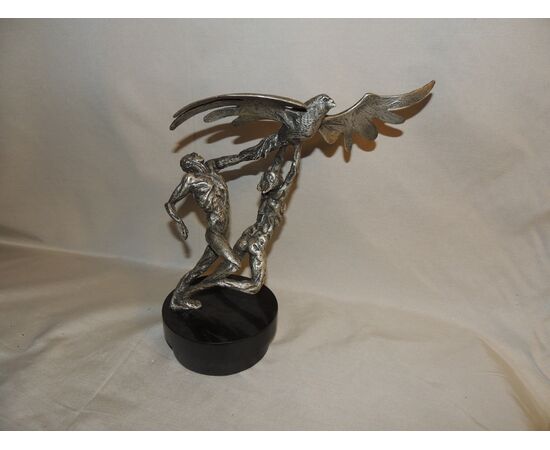 scultura in argento,' Trofeo della pace' di Laura Cretara