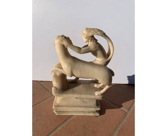 Scultura in alabastro scolpito - Ercole e il Toro di Creta. Roma, XVII secolo.