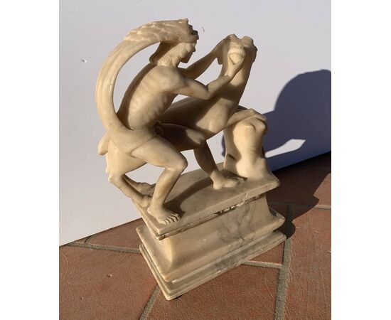 Scultura in alabastro scolpito - Ercole e il Toro di Creta. Roma, XVII secolo.