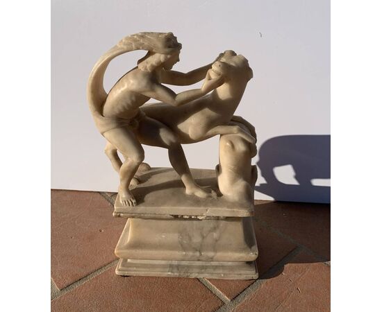 Scultura in alabastro scolpito - Ercole e il Toro di Creta. Roma, XVII secolo.
