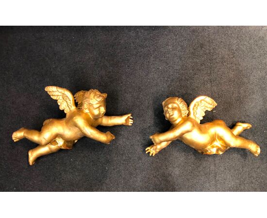Coppia di angeli in legno intagliato e foglia oro.Liguria.
