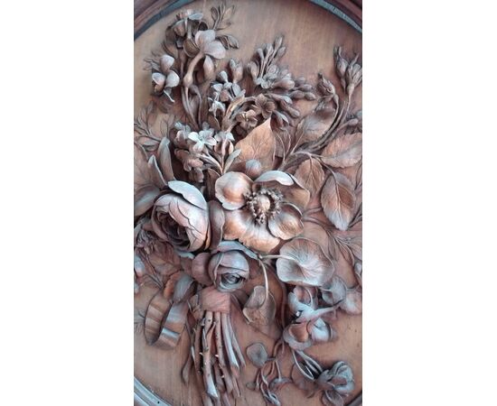 Very fine wooden floral sculpture     