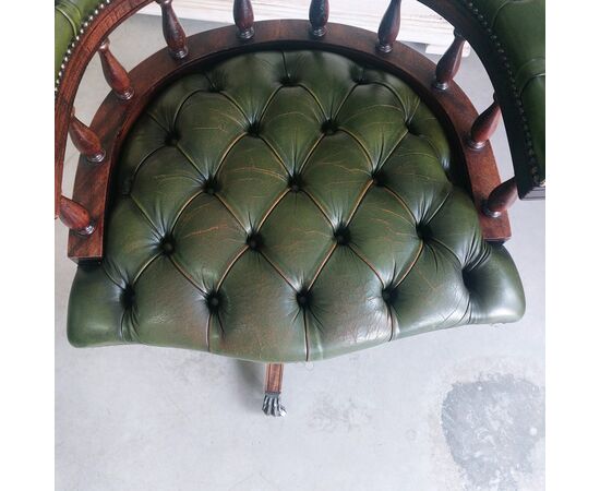 Poltrona chesterfield captain girevole da scrivania inglese originale vintage in pelle verde 