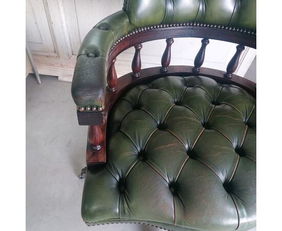 Poltrona chesterfield captain girevole da scrivania inglese originale vintage in pelle verde 