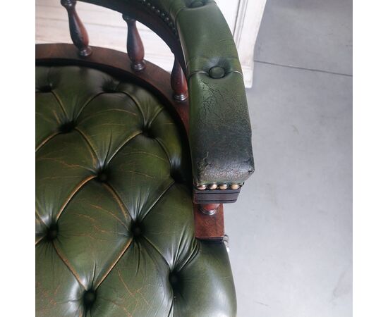 Poltrona chesterfield captain girevole da scrivania inglese originale vintage in pelle verde 