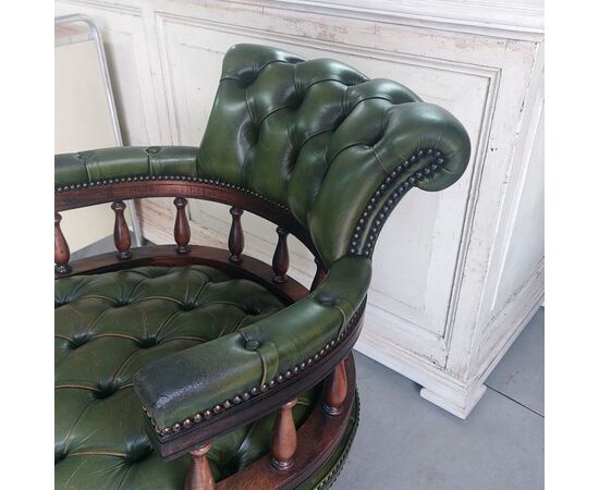 Poltrona chesterfield captain girevole da scrivania inglese originale vintage in pelle verde 