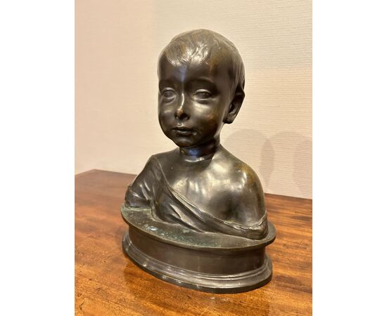 Busto di bronzo di un ragazzo dell'800