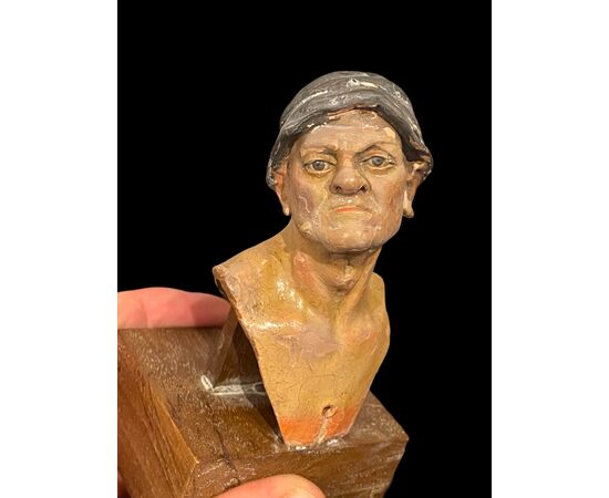 Serie dì 6 teste dì statuine da presepe napoletane in terracotta dipinta con occhi in vetro montate su base lignea.