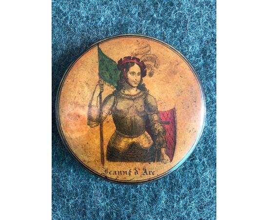 Papier-mache snuffbox with depiction of Giovanna D&#39;Arco.Francia     