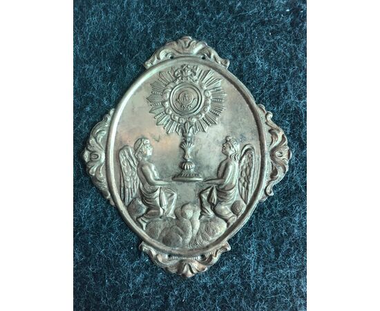 Brass tab for plaques depicting two angels with a monstrance. Brotherhood of the angels and the Blessed Sacrament. Genoa     