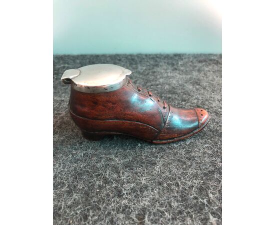 Tabacchiera in legno a forma di scarpa con coperchio in argento.Europa