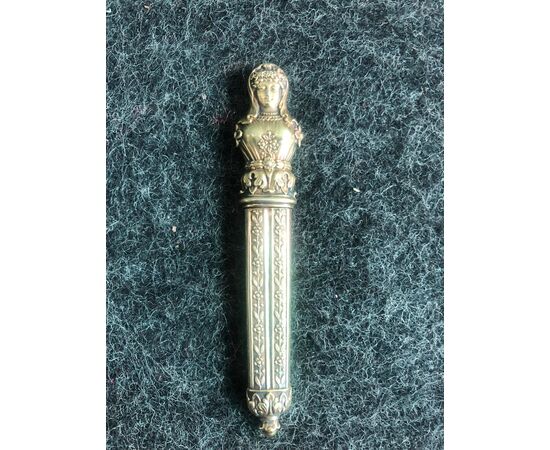 Needle holder in low gold with a neoclassical figure.Europe     