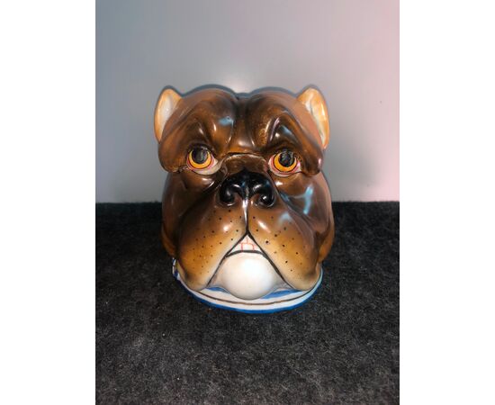 Scatola porta-tabacco in porcellana raffigurante testa di cane bulldog.Dresda,Germania