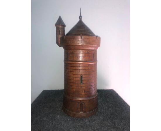 Scatola porta-tabacco in legno a forma di torre.Italia
