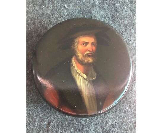Painted papier mache snuff box with the face of a man with a beard. Holland     