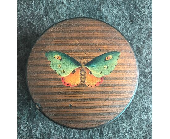 Scatola tabacchiera in papier mache’ con interno in tartaruga dipinta con farfalla.Francia