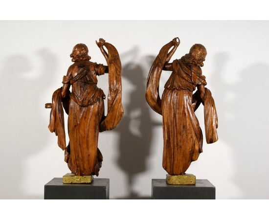 Coppia di sculture barocche in legno di noce, Veneto, fine XVII secolo