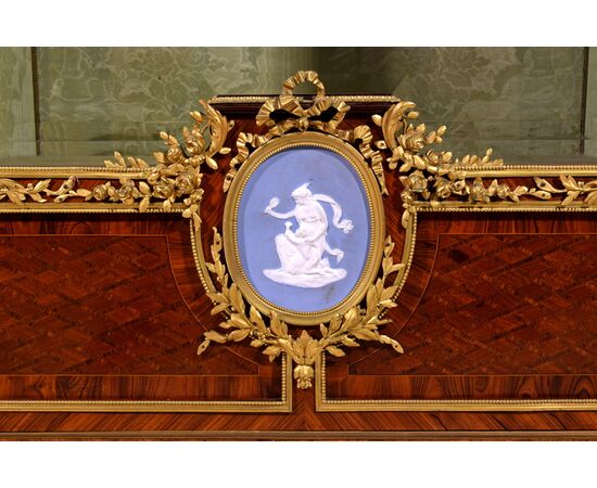 Splendida vetrina lastronata in legno di viola e bois de rose, bronzi dorati, Parigi, seconda metà del XIX secolo