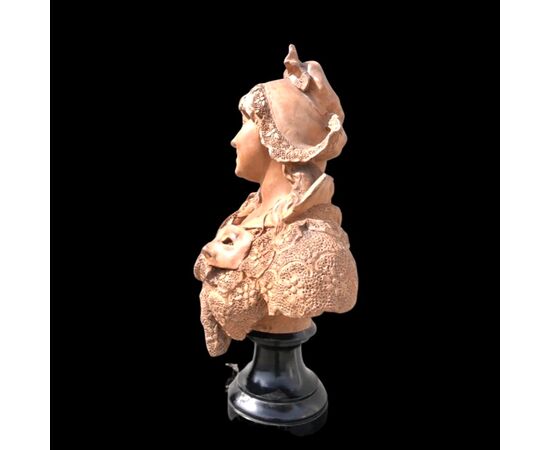 Busto in terracotta raffigurante fanciulla con maschera.Artista: Dominique van den Bossche (Belgio 1854–1906)