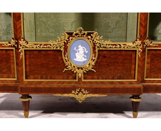 Splendida vetrina lastronata in legno di viola e bois de rose, bronzi dorati, Parigi, seconda metà del XIX secolo