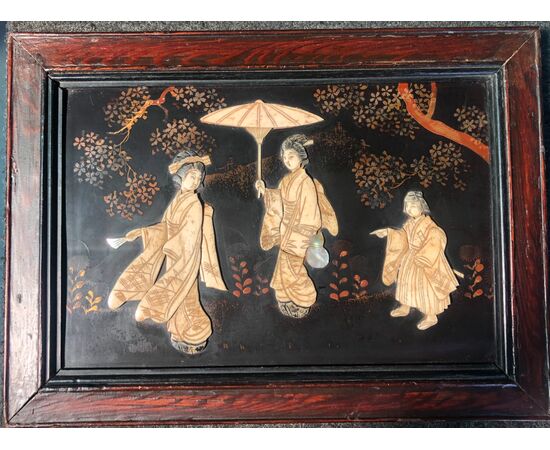 Pannello laccato con cornice in legno con personaggi in osso e madreperla.Giappone