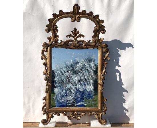 Specchierina in legno intagliato e dorato. Italia, XVIII secolo.