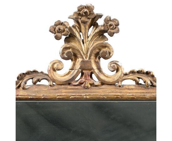 Specchiera in legno intagliato e dorato. Italia, XVIII secolo.