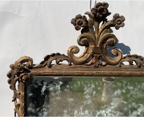 Specchiera in legno intagliato e dorato. Italia, XVIII secolo.