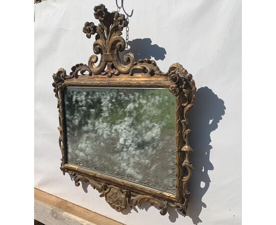 Specchiera in legno intagliato e dorato. Italia, XVIII secolo.