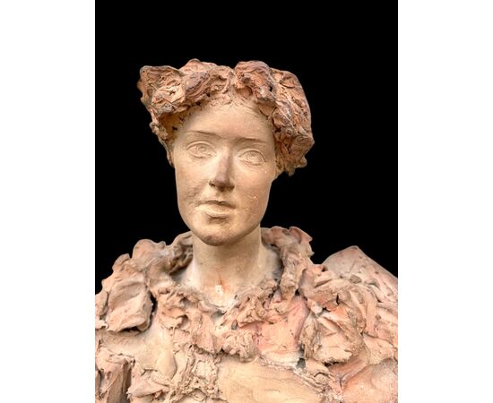 Scultura in terracotta raffigurante busto femminile.firma:Italo Campagnoli,data 1897. 