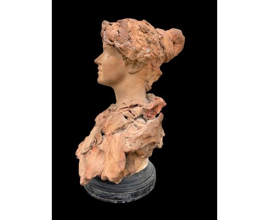 Scultura in terracotta raffigurante busto femminile.firma:Italo Campagnoli,data 1897. 