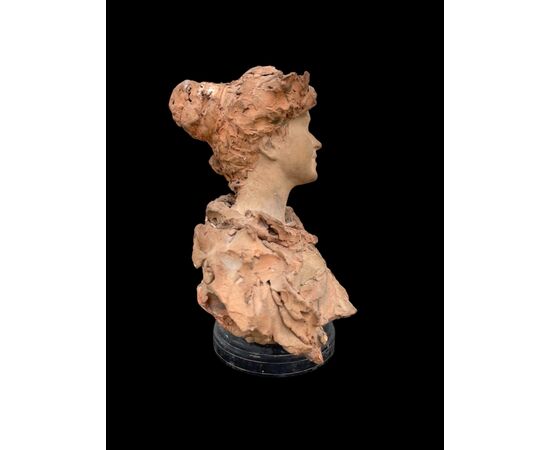 Scultura in terracotta raffigurante busto femminile.firma:Italo Campagnoli,data 1897. 